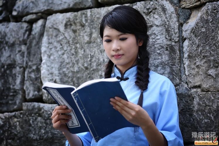 伊人久久与青青草原的精彩故事伊人久久不肯退去青衣是什么意思